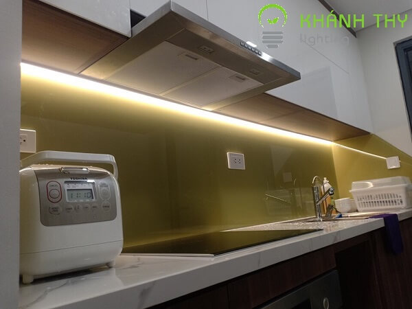 đèn led thanh nhôm góc v lắp tủ bếp tại TPHCM